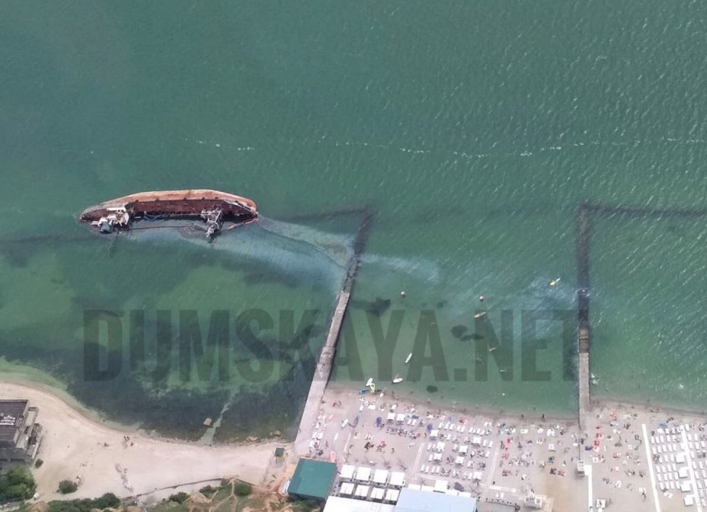 Із затонулого на пляжі в Одесі танкера Delfi розлилося паливо