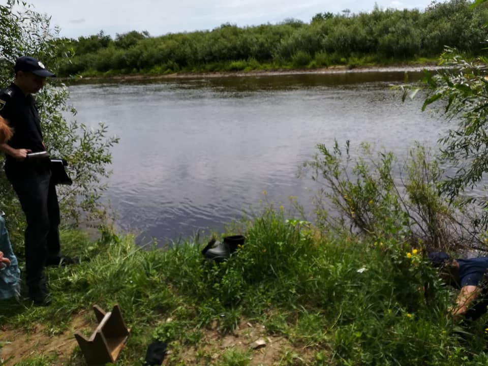 Дубровицькі рятувальники надали допомогу поліції по підняттю мертвого чоловіка з річки