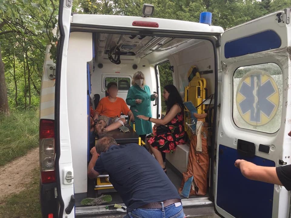 В Рівному рятувальники допомогли транспортувати до "швидкої" підлітка, що впав з велосипеда