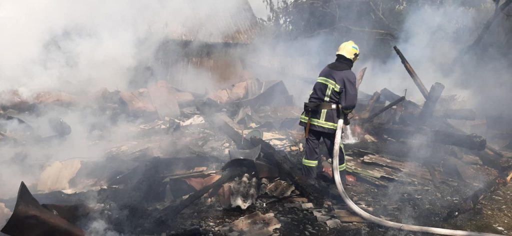 Демидівські вогнеборці під час гасіння пожежі врятували житловий будинок