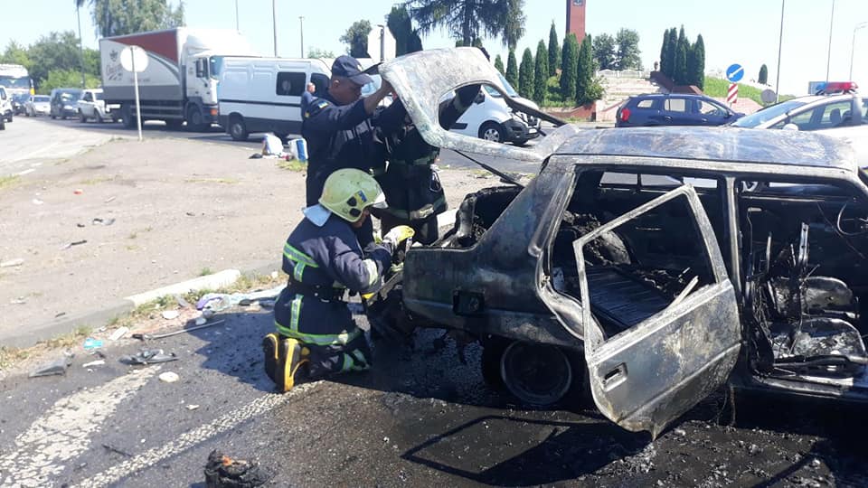 Дубенські рятувальники загасили авто, що загорілося внаслідок потрійної ДТП (фото)