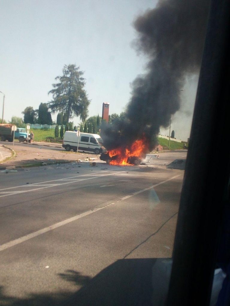 Дубенські рятувальники загасили авто, що загорілося внаслідок потрійної ДТП (фото)