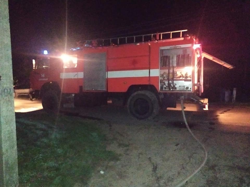 Дубровицькі рятувальники з пожежниками лісгоспу ліквідували загоряння в лазні